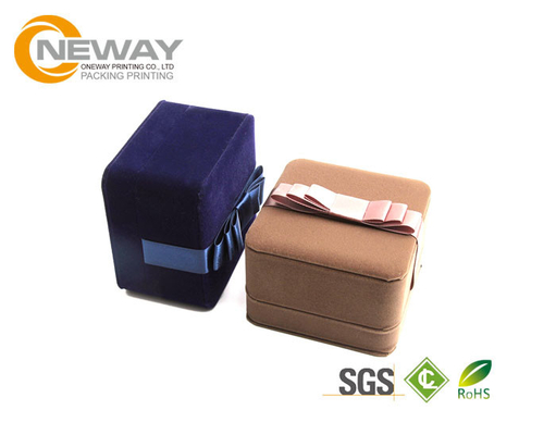 Magnetic Cardboard Custom Packaging Boxes , Small Jewelry Boxes with Handle